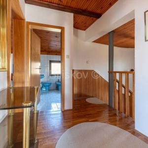 Prodaja,Sesvete,kuća površine 260 m², sagrađena 1986.