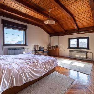 Prodaja,Sesvete,kuća površine 260 m², sagrađena 1986.