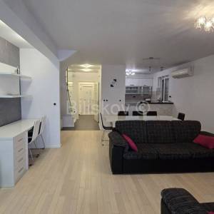 Prodaja,trosoban dvoetažni stan,1.red do mora