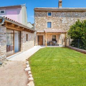 Prodaje se kamena kuća s tri odvojena stana - blizina Ližnjana!