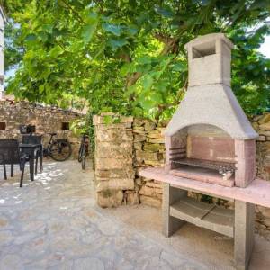 Prodaje se kamena kuća s tri odvojena stana - blizina Ližnjana!