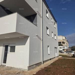 Prodaje se kuća sa tri stana, u Medulinu