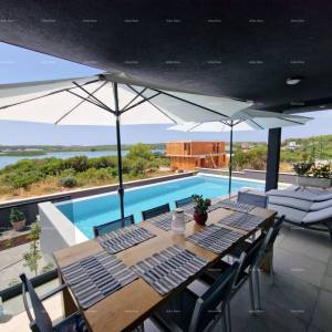 Prodaje se luksuzna vila u Medulinu – 100 m od mora