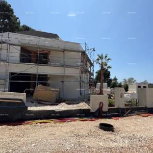 Prodaje se moderna vila u Rovinju