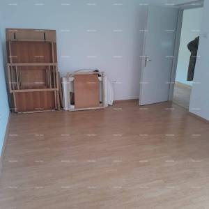 Prodaje se stan u kući na 1. katu – atraktivna lokacija