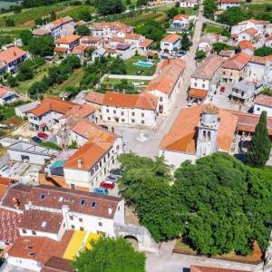 Prodaje se stara kamena kuca s zemljistem Barban idealno za kucu za odmor