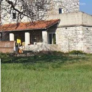 Prodaje se stara kamena kuca s zemljistem Barban idealno za kucu za odmor