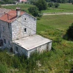 Prodaje se stara kamena kuca s zemljistem Barban idealno za kucu za odmor