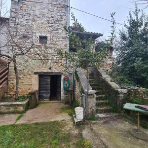 Prodaje se stara kamena kuća u Peroju