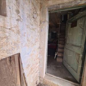 Prodaje se stara kamena kuća u Peroju