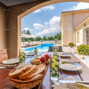 Prodaje se vila sa bazenom, blizu Barbana.