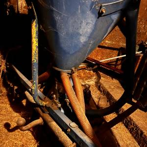 Prodajem dva rastepača umjetnog gnojiva i posipač za kukuruz