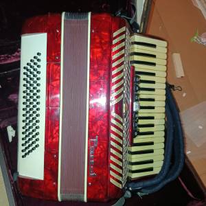 Prodajem harmoniku marke Parrot