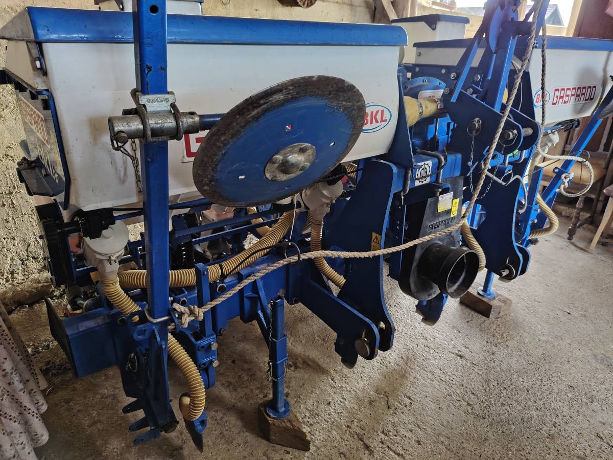 Prodajem sijačica gaspardo 4 reda