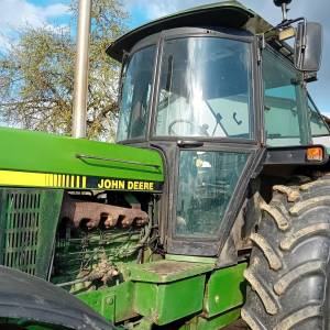 Prodajem traktor John Deere