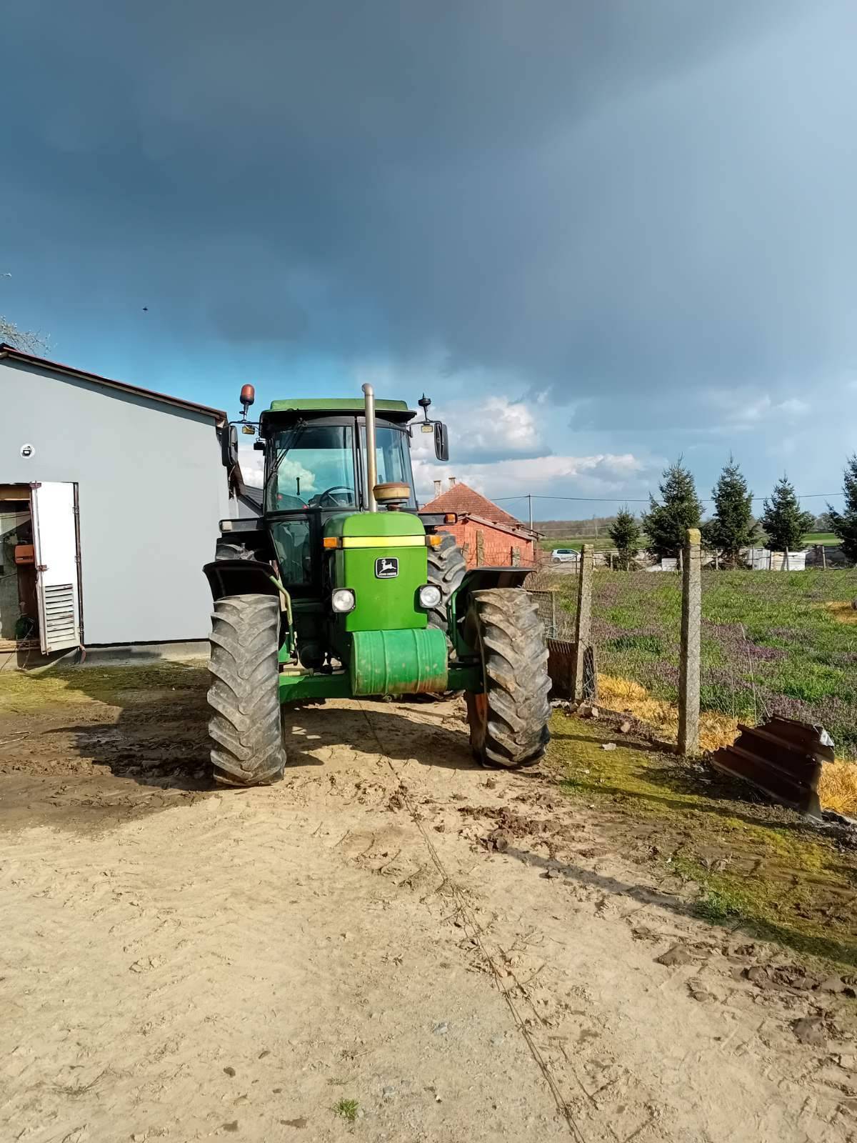 Prodajem traktor John Deere