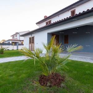 Prostrana kuća s četiri sobe u Puli, Šikići , blizu centra i mora