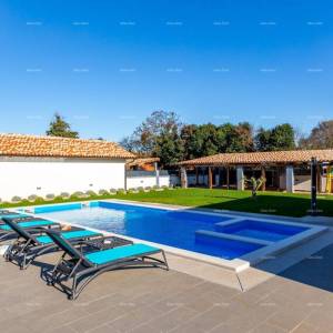 Prostrana kuća s četiri sobe u Puli, Šikići , blizu centra i mora