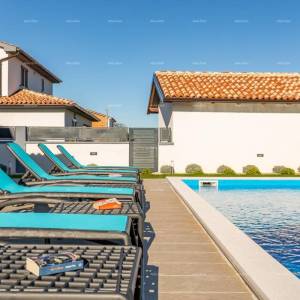 Prostrana kuća s četiri sobe u Puli, Šikići , blizu centra i mora