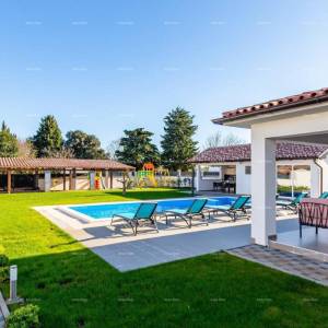 Prostrana kuća s četiri sobe u Puli, Šikići , blizu centra i mora