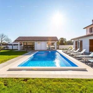 Prostrana kuća s četiri sobe u Puli, Šikići , blizu centra i mora