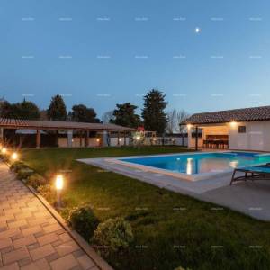 Prostrana kuća s četiri sobe u Puli, Šikići , blizu centra i mora