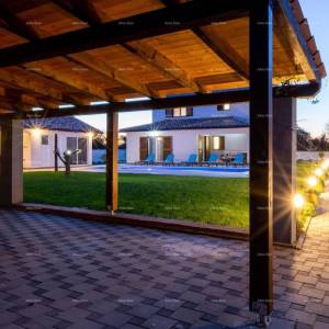 Prostrana kuća s četiri sobe u Puli, Šikići , blizu centra i mora