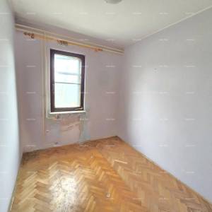 Prostrana kuća u blizini Pule ! Dva stana- 2500 m² zemljišta!