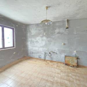 Prostrana kuća u blizini Pule ! Dva stana- 2500 m² zemljišta!