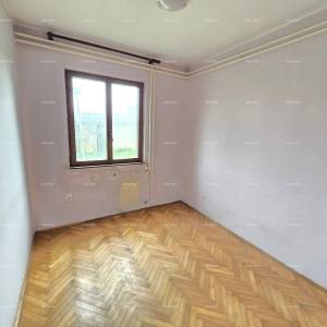 Prostrana kuća u blizini Pule ! Dva stana- 2500 m² zemljišta!