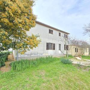 Prostrana kuća u blizini Pule ! Dva stana- 2500 m² zemljišta!