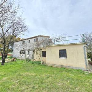 Prostrana kuća u blizini Pule ! Dva stana- 2500 m² zemljišta!