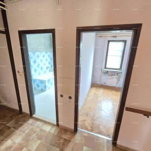 Prostrana kuća u blizini Pule ! Dva stana- 2500 m² zemljišta!