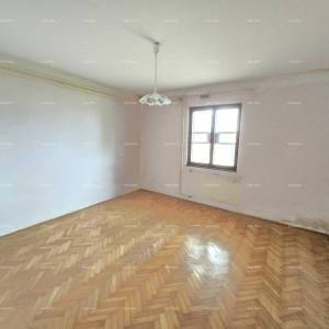 Prostrana kuća u blizini Pule ! Dva stana- 2500 m² zemljišta!