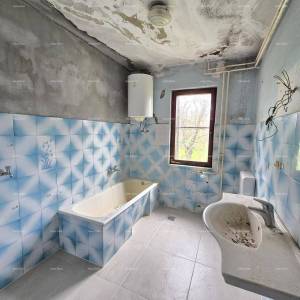 Prostrana kuća u blizini Pule ! Dva stana- 2500 m² zemljišta!