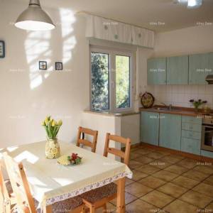 Prostrana kuća u Premanturi s pet spavaćih soba i vrtom, idealna za obitelj ili investiciju