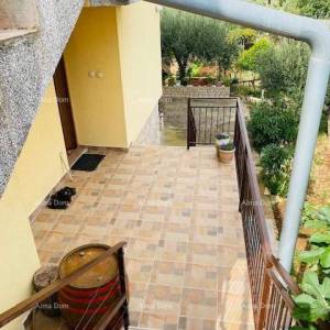 Prostrana kuća u Puli s velikim dvorištem i brojnim mogućnostima