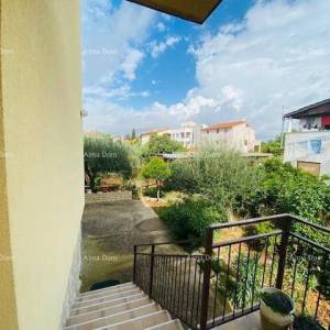 Prostrana kuća u Puli s velikim dvorištem i brojnim mogućnostima