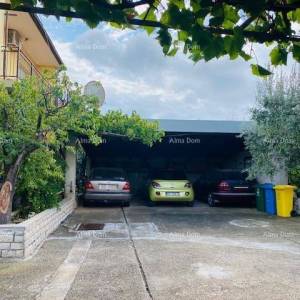 Prostrana kuća u Puli s velikim dvorištem i brojnim mogućnostima