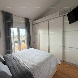 Prostrani stan u Puli s 2 spavaće sobe i parkingom, blizu centra i plaže