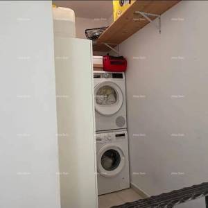 Prostrani stan u Puli s 2 spavaće sobe i parkingom, blizu centra i plaže