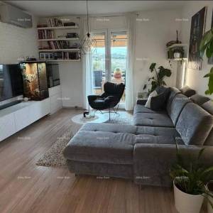 Prostrani stan u Puli s 2 spavaće sobe i parkingom, blizu centra i plaže