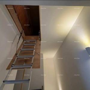 Prostrani stan u Puli s 2 spavaće sobe i parkingom, blizu centra i plaže