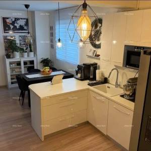 Prostrani stan u Puli s 2 spavaće sobe i parkingom, blizu centra i plaže