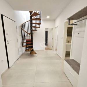 PRVI RED DO MORA – Luksuzni penthouse 240 m² + krovna terasa 98 m² | Srima – Vodice