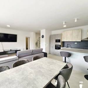 PRVI RED DO MORA – Luksuzni penthouse 240 m² + krovna terasa 98 m² | Srima – Vodice