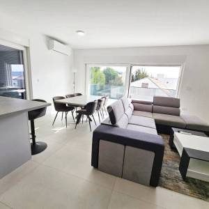 PRVI RED DO MORA – Luksuzni penthouse 240 m² + krovna terasa 98 m² | Srima – Vodice