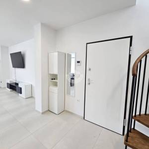 PRVI RED DO MORA – Luksuzni penthouse 240 m² + krovna terasa 98 m² | Srima – Vodice