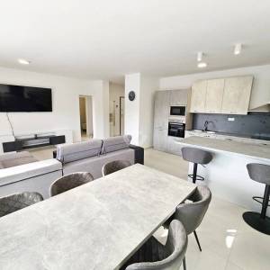 PRVI RED DO MORA – Luksuzni penthouse 240 m² + krovna terasa 98 m² | Srima – Vodice