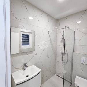 PRVI RED DO MORA – Luksuzni penthouse 240 m² + krovna terasa 98 m² | Srima – Vodice